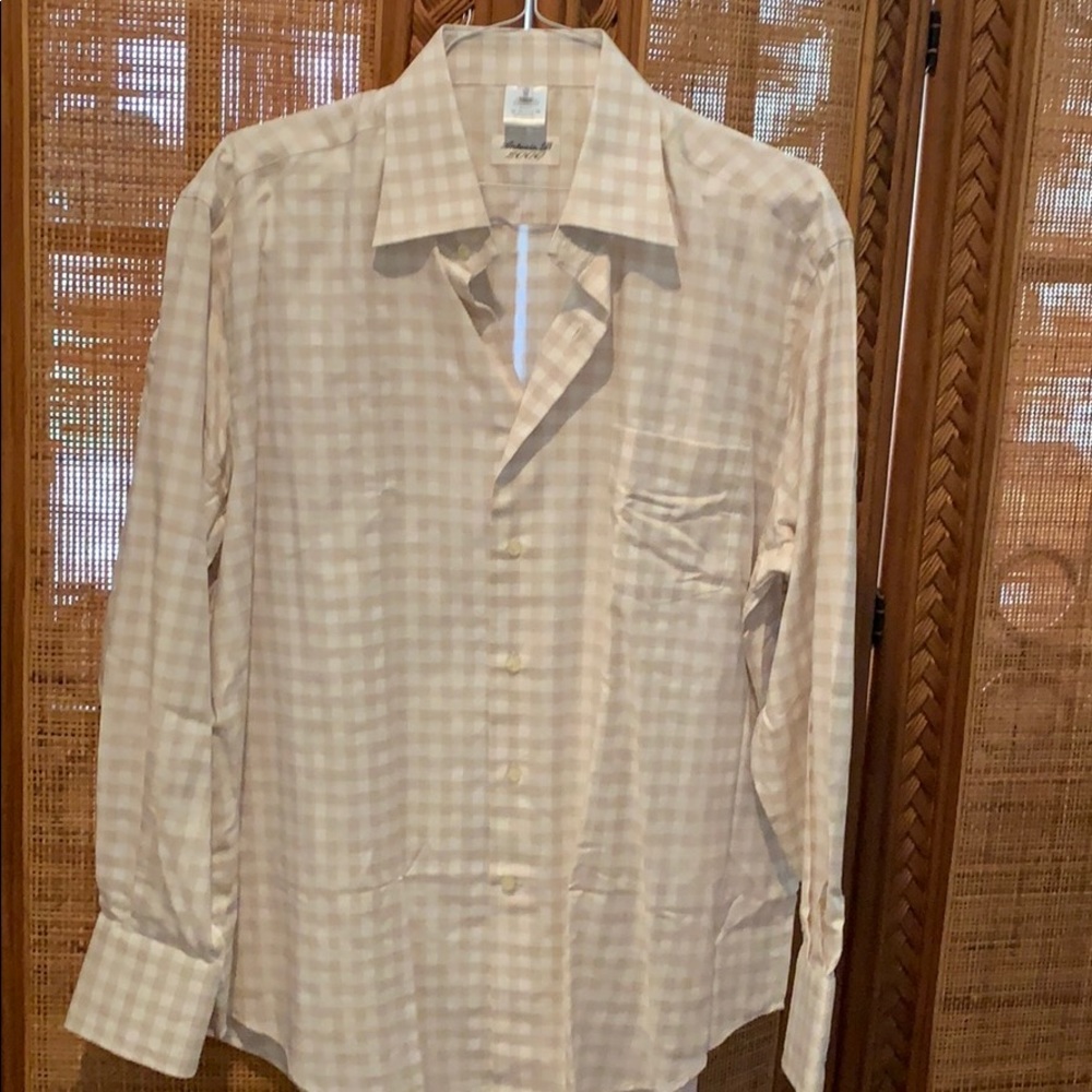 Men’s tan white button up shirt
